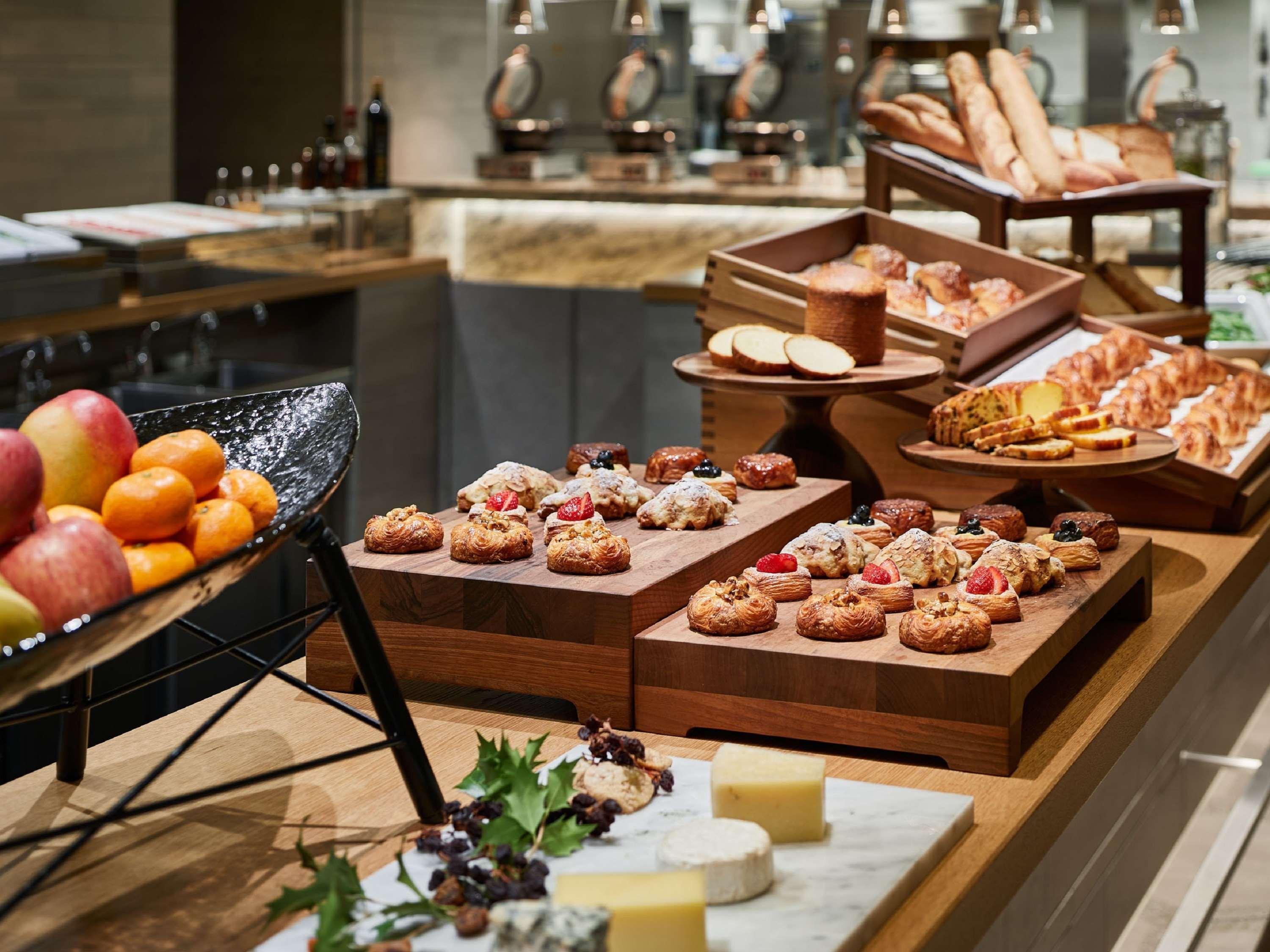 The Thousand Kyōto Esterno foto A buffet at a hotel
