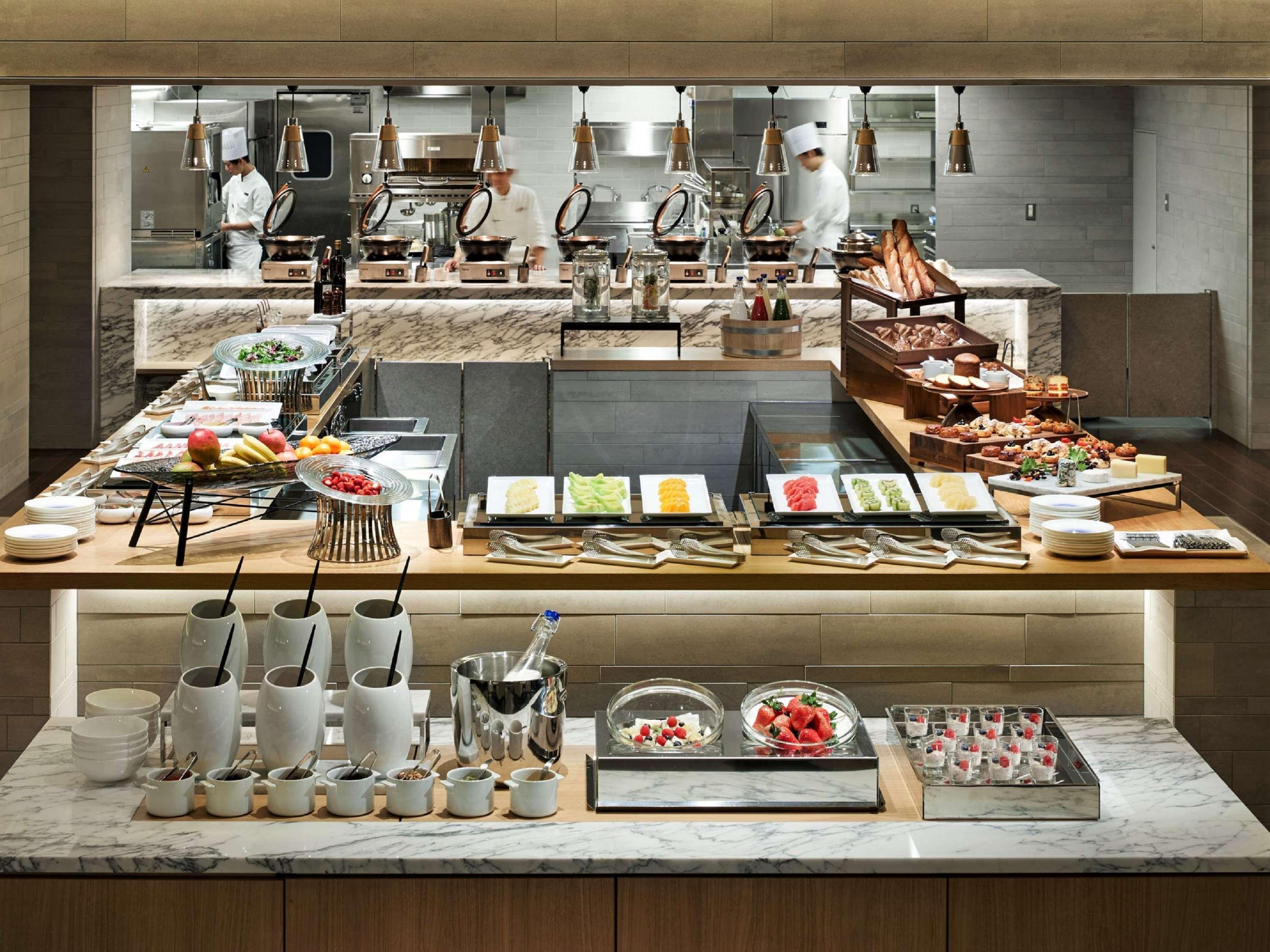 The Thousand Kyōto Esterno foto A buffet at a restaurant