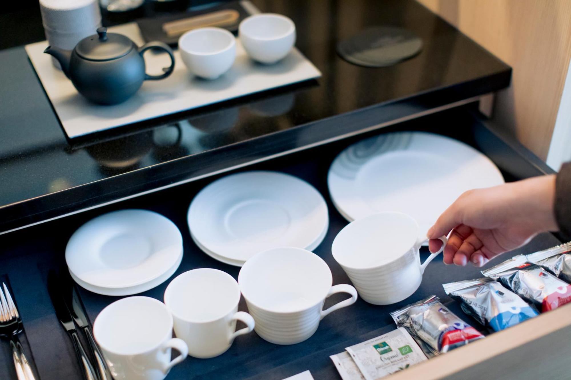 The Thousand Kyōto Esterno foto A drawer filled with tableware