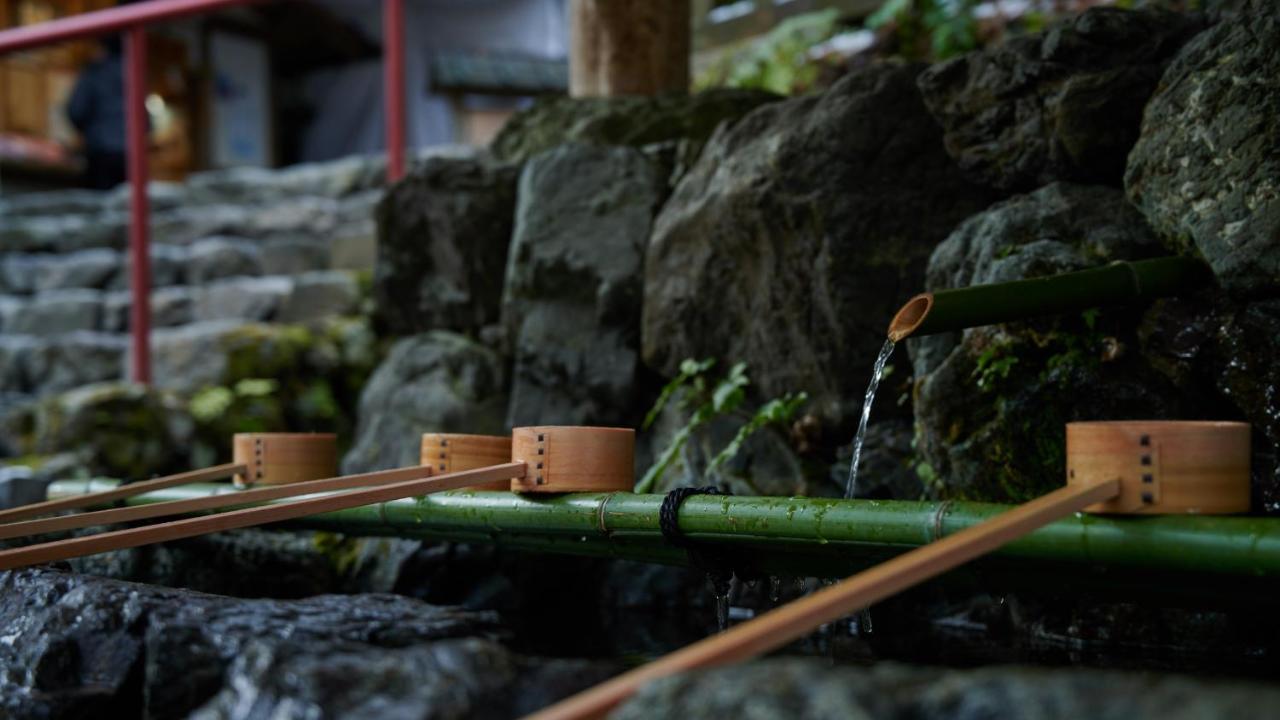 The Thousand Kyōto Esterno foto A tsukubai at a shrine
